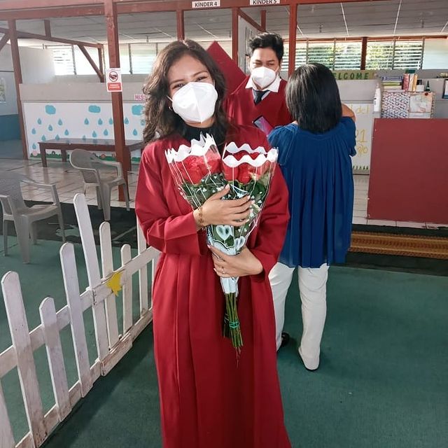 A pesar de que ha sido un año diferente y difícil siempre hay cosas por las cuales agradecer y celebrar (con prudencia) me siento dichosa de poder ver a mi hermana culminar esta etapa de su vida de la mejor manera, te felicito por todos esos méritos que con trabajo te ganaste, seguí así y ya verás que la vida misma te compensará, a darle con todo a la U by the way 😌😬. Ahh And I just want to say: "tiamo" jajajaja

Nota: me tocó poner fotos juntas porque no pude estar en la graduación 😢 y una con el quesito que aún que está lejos ahorita lo extrañamos ❤️😬